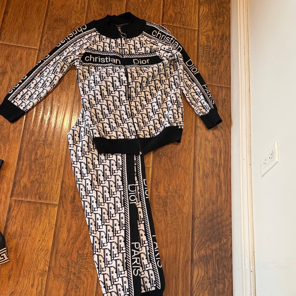 Dior Womens Set - Black and White Logo Design